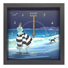Charger l'image dans la galerie, Horloge à Marées "Armorine" Cadre vitrine en Bois Noir, Naturel,Blanc ou Bleue Vitre en verre Dimension : 28 cm x 28 cm x 5 cm - Vitre en verre Mouvement silencieux indicateur de marées. L’aiguille fait le tour du cadran en 12h 25mm 14 sec. Impression haute résolution anti UV. Accroche murale intégrée. Pile fournie. Garantie 1 an.