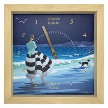 Charger l'image dans la galerie, Horloge à Marées "Armorine" Cadre vitrine en Bois Noir, Naturel,Blanc ou Bleue Dimension : 28 cm x 28 cm x 5 cm - Vitre en verre Mouvement silencieux indicateur de marées. L’aiguille fait le tour du cadran en 12h 25mm 14 sec. Impression haute résolution anti UV. Accroche murale intégrée. Pile fournie. Garantie 1 an.
