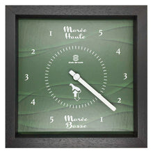 Charger l'image dans la galerie, Horloge à Marées « Ar Gwer »  Cadre vitrine en Bois Noir, Naturel ou Blanc – Vitre en verre Dimension : 28 cm x 28 cm x 5 cm Mouvement silencieux indicateur de marées  L’aiguille fait le tour du cadran en 12h 25mm 14 sec. Impression haute résolution anti UV. Accroche murale intégrée. Pile fournie. Garantie 1 an.
