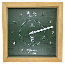 Charger l'image dans la galerie, Horloge à Marées « Ar Gwer »  Cadre vitrine en Bois Noir, Naturel ou Blanc – Vitre en verre Dimension : 28 cm x 28 cm x 5 cm Mouvement silencieux indicateur de marées  L’aiguille fait le tour du cadran en 12h 25mm 14 sec. Impression haute résolution anti UV. Accroche murale intégrée. Pile fournie. Garantie 1 an.
