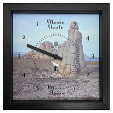 Charger l'image dans la galerie, Horloge à Marées "Armorine" Cadre vitrine en Bois Noir, Naturel  ou Blanc – Vitre en verre  Dimension : 28 cm x 28 cm x 5 cm Mouvement silencieux indicateur de marées.  L’aiguille fait le tour du cadran en 12h 25mm 14 sec. Impression haute résolution anti UV. Accroche murale intégrée. Pile fournie. Garantie 1 an.
