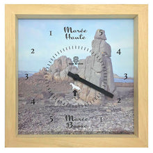 Charger l'image dans la galerie, Horloge à Marées "Armorine" Cadre vitrine en Bois Noir, Naturel  ou Blanc – Vitre en verre  Dimension : 28 cm x 28 cm x 5 cm Mouvement silencieux indicateur de marées.  L’aiguille fait le tour du cadran en 12h 25mm 14 sec. Impression haute résolution anti UV. Accroche murale intégrée. Pile fournie. Garantie 1 an.
